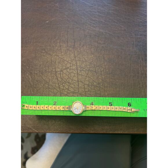 Vintage Gold plated Caravelle ladies mechanical watch NEEDS SOME REPAIR - Picture 7 of 8